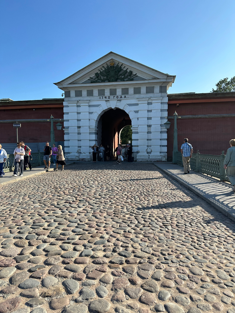 Иоанновские ворота. Большая часть территории крепости закрыта брусчаткой, при этом булыжники достаточно большие, так что лучше, если на вас будет удобная обувь, без каблуков.