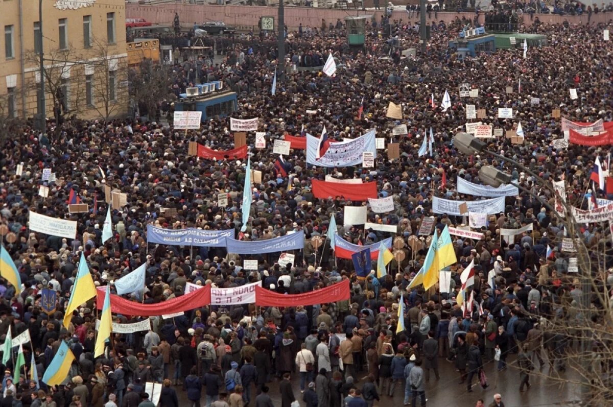    Митинг за отмену 6-й статьи Конституции СССР о руководящей роли КПСС в Москве, февраль 1990 года