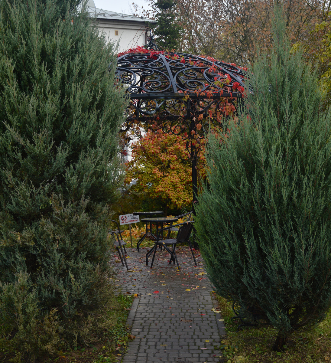 Летнее кафе у стен храма. Здесь можно выпить чаю с выпечкой - пекут по соседстве, в доме причта