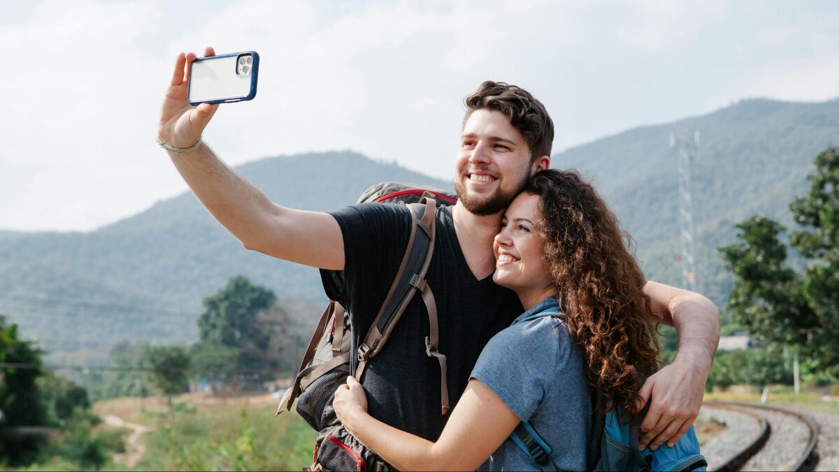 Счастливая пара во время хайкинга