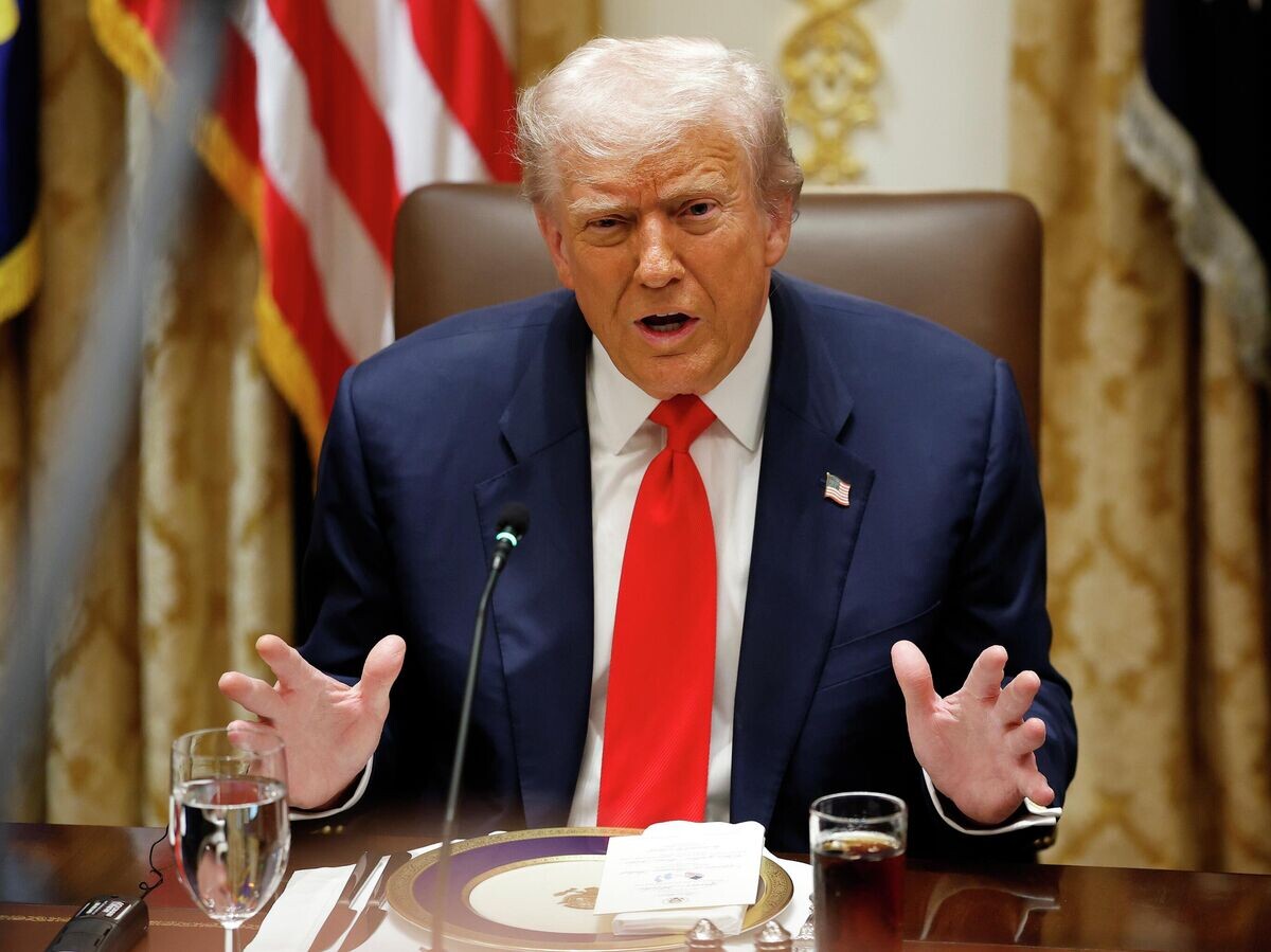    Президент США Дональд Трамп выступает на встрече с президентом Аргентины Хавьером Милей в зале заседаний кабинета министров Белого дома© Getty Images / Kevin Dietsch