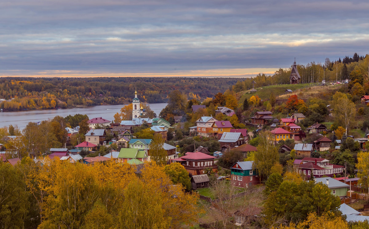 Осенний плес точно оправдывает свое нахождение в составле городов Золотого кольца России..Золото буд-то бы рассыпано везде.