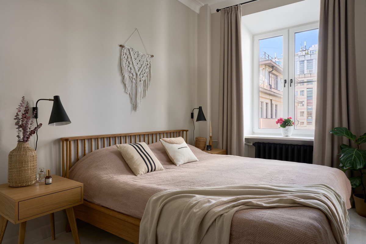 Ловец снов — популярный предмет декора интерьеров в скандинавском стиле. Плетёное полотно символизирует паутину, которая ловит добрые сны и позволяет им спуститься на кровать, а плохие сны запутываются и исчезают с первыми лучами солнца