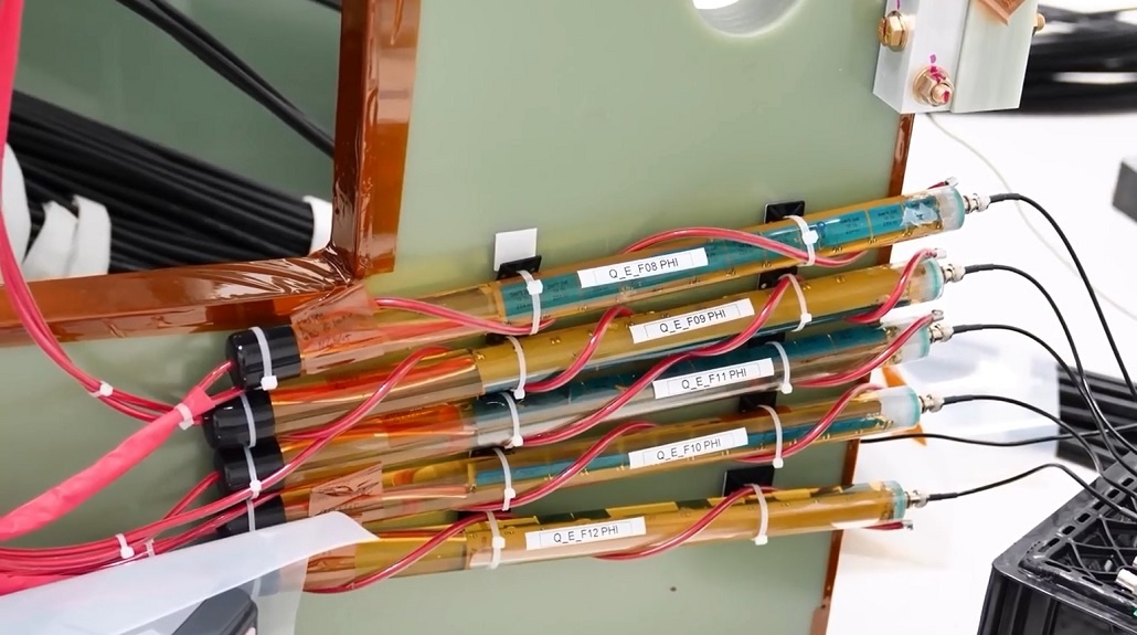 Датчики напряжения для магнитных катушек реактора (фото: Helion Energy)