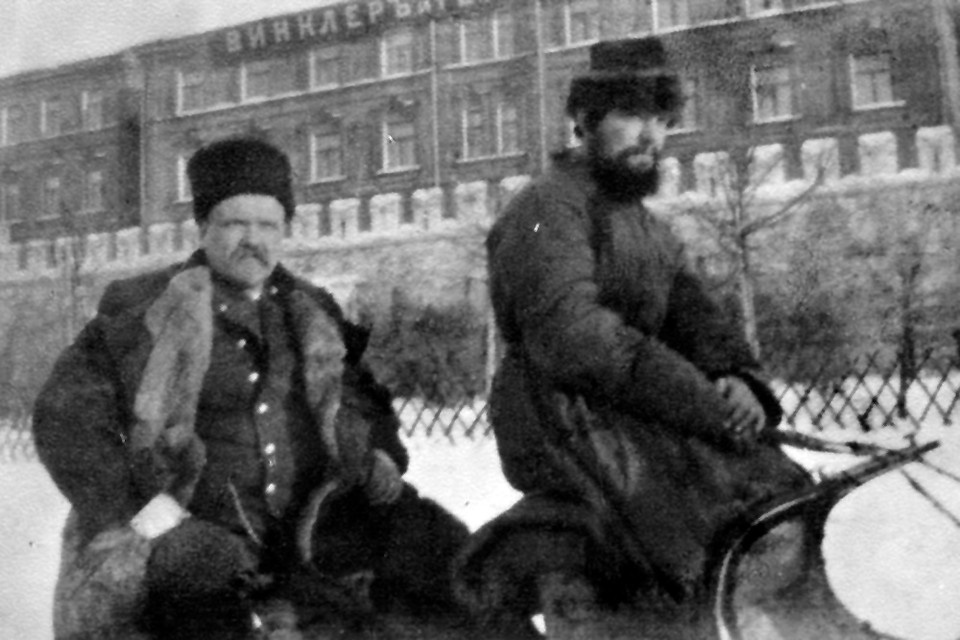    Начало ХХ века. Писатель и московский извозчик. Фото: Wikimedia Commons