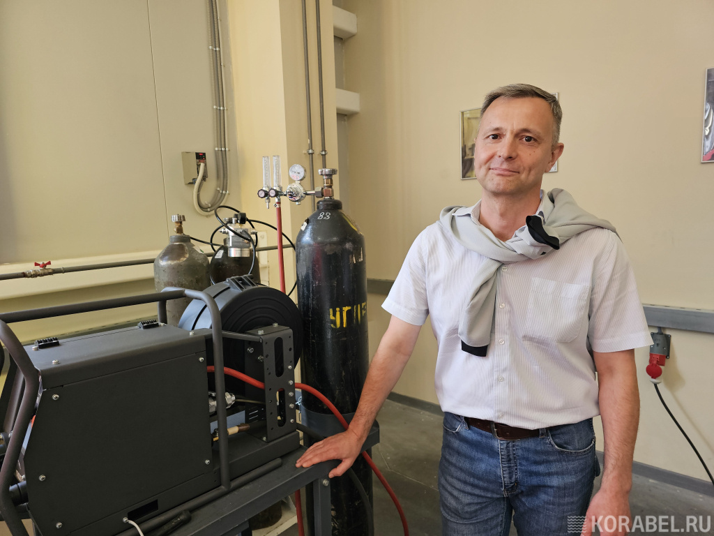 Зернин Е. А., к.т.н., доцент, заведующий кафедрой сварки судовых конструкций СПбГМТУ рядом с установкой автоматической сварки в защитных газах / Фото: Корабел.ру  📷
