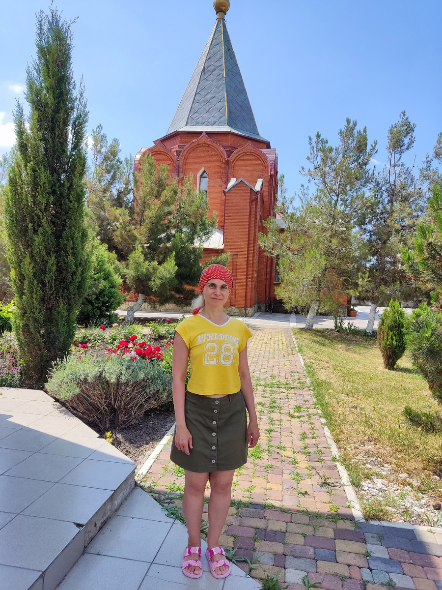 Фото автора. Платок моей прабабушки, где-то рассказывала о нем. Как в четыре года, мне он очень понравился и показался нарядным, и мне он был подарен. Чему я очень рада, как и тому, что каким-то чудом он сохранился у меня. 