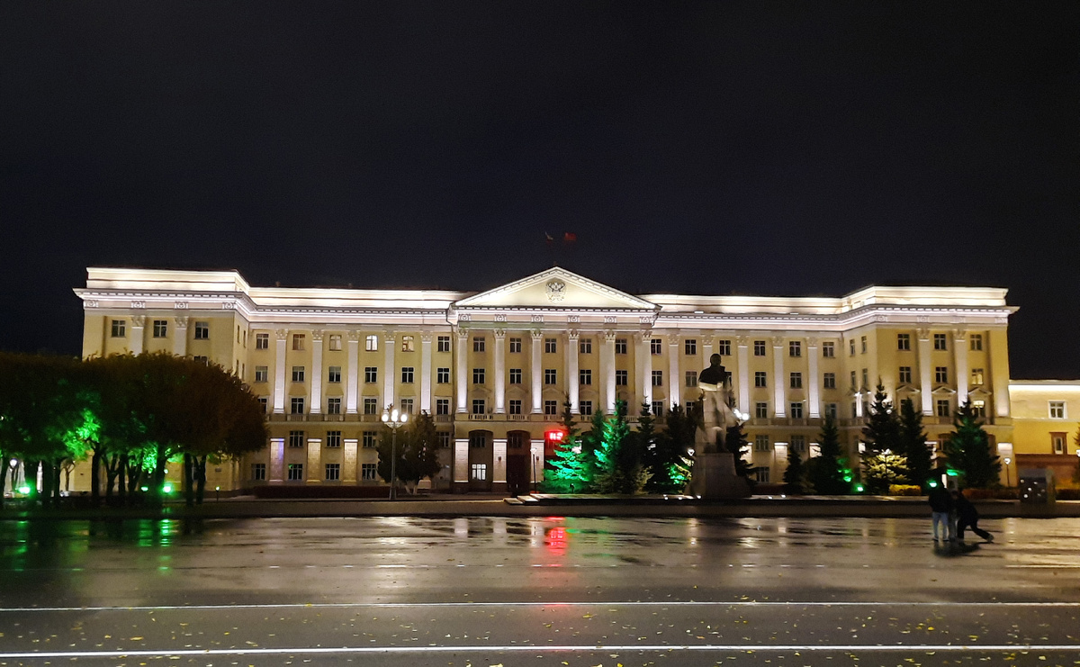 Дом Советов. Группа архитекторов: В. Я. Ярошевский, М. П. Савкевич, Л. Л. Шретер. 1953. Фото: Тихонова К.А. Октябрь 2025.