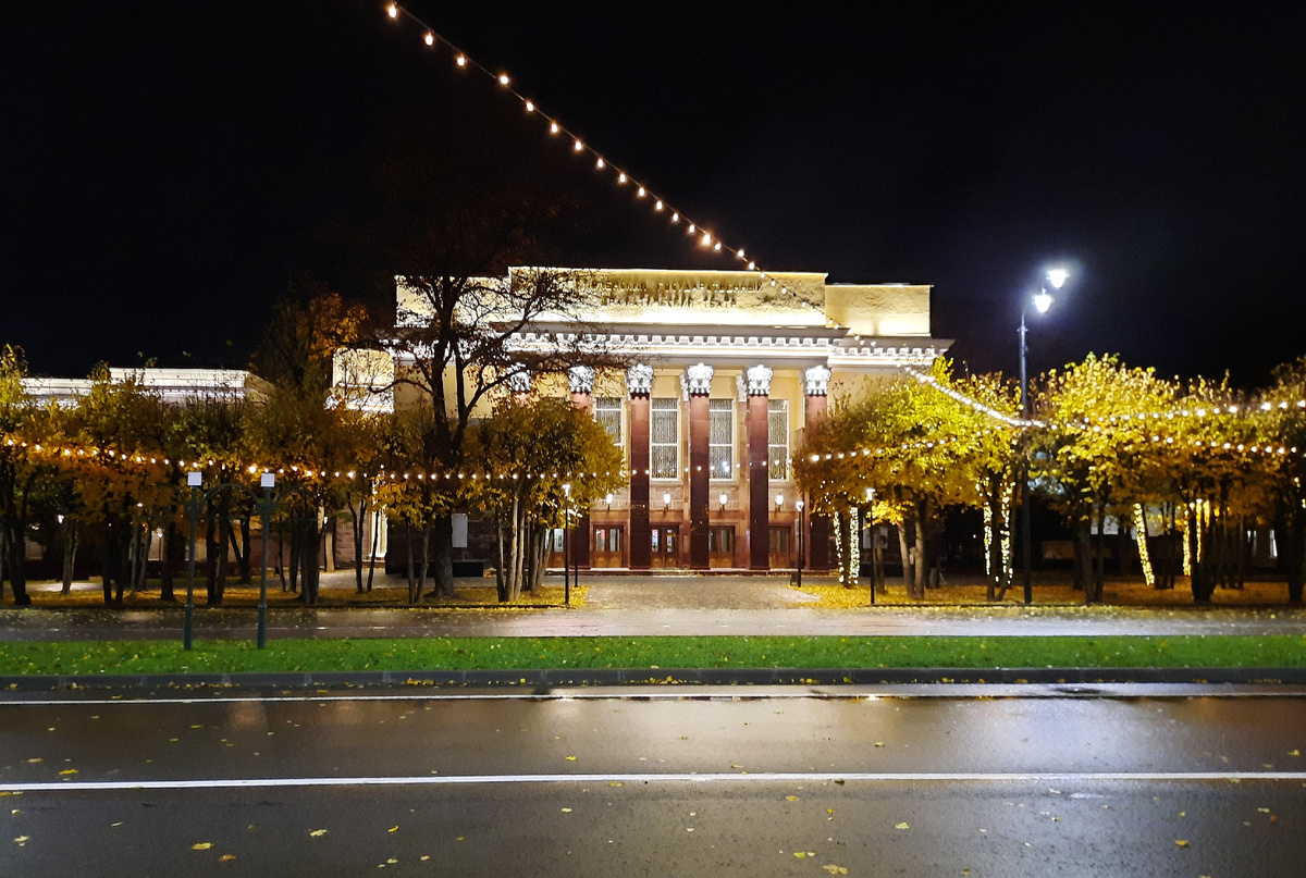 Смоленский театр им. Грибоедова. Архитектор С. А. Ильинская. 1939. Фото: Тихонова К.А. Октябрь 2025