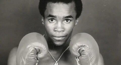 Тренер, заприметив ловкого паренька, уговорил его надеть перчатки