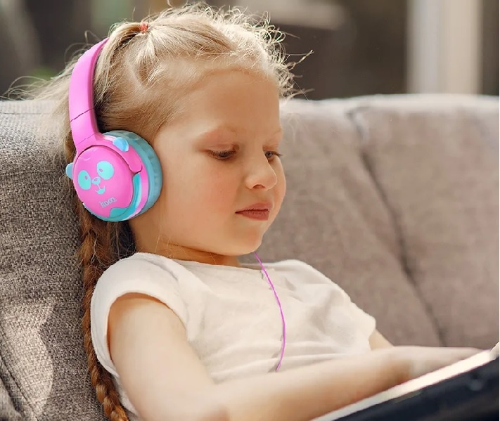 девочка разговаривает по видеосвязи