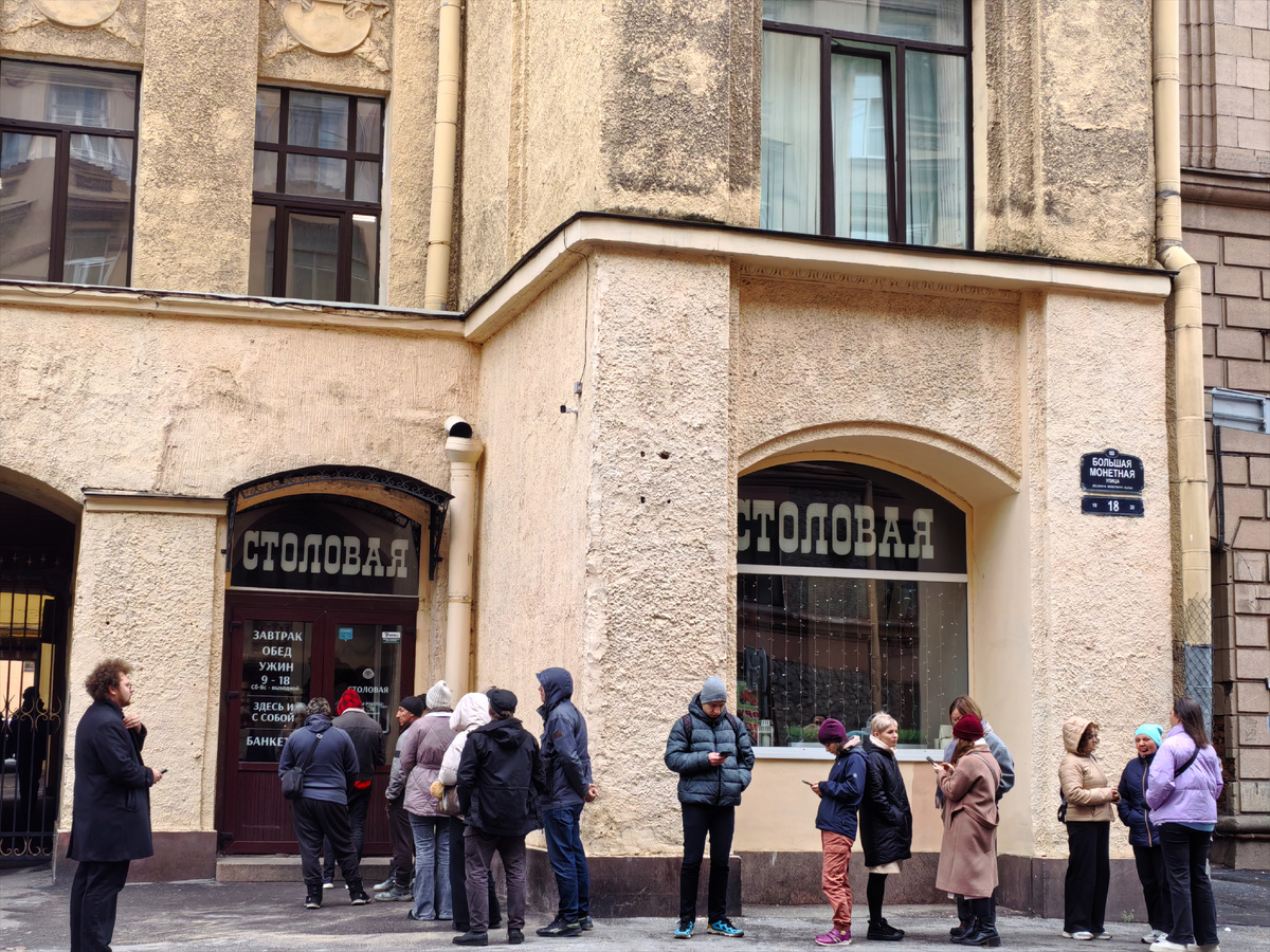 Очередь в столовую😳 Оочень вкусно, наверное))