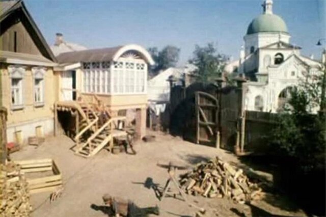    Домом незадачливого завмага стал настоящий дом на улице Жана Жореса, к которому пристроили просторную веранду с лестницей. Кадр из фильма