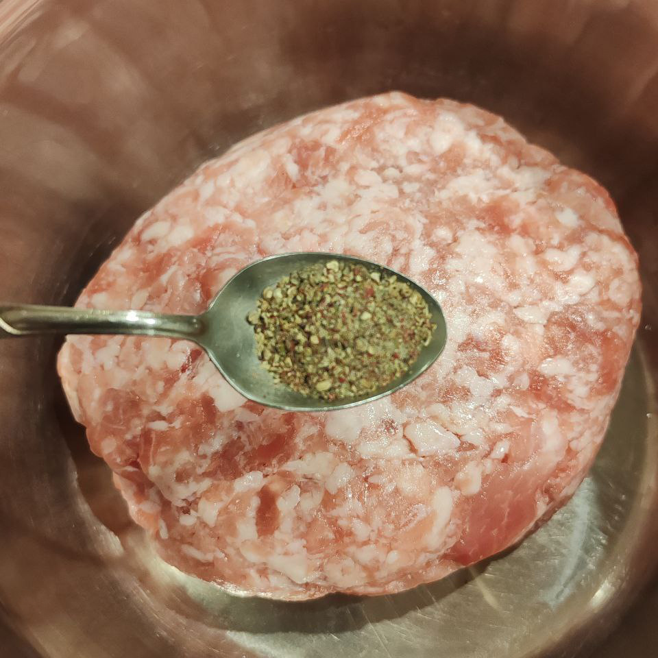 Добавляем смесь кориандра и перца