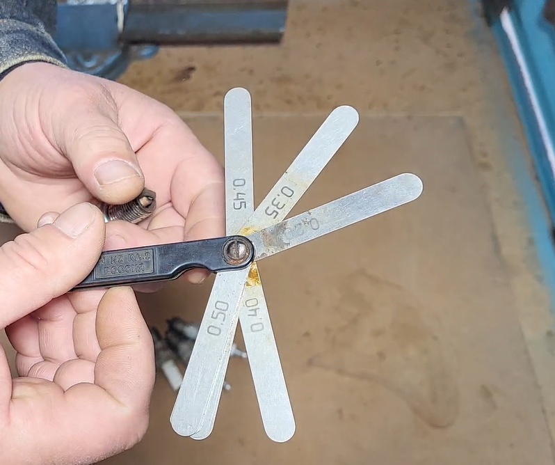 Заводской щуп для зазора свечей — выглядит солидно, но не измеряет то, что нужно