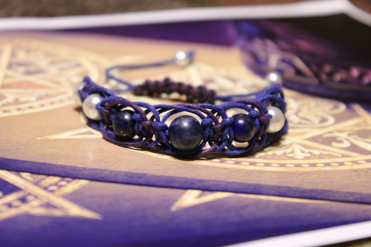 Браслет "Магия Звёзд" с натуральным Лазуритом в технике макраме.