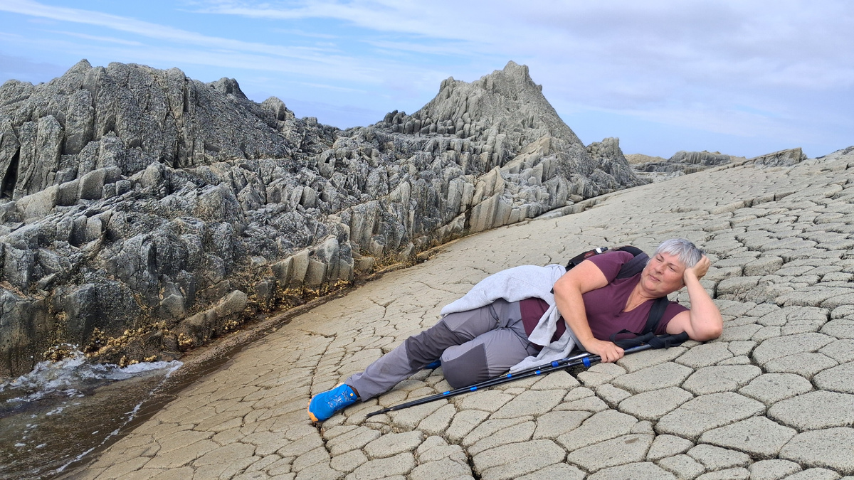 Очень удобно, несмотря на то, что это камни. Мыс Столбчатый в октябре. 