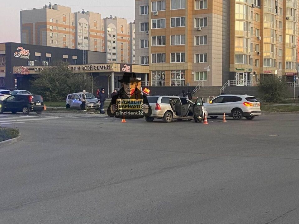    ДТП на перекрестке Балтийской и Сиреневой. Источник: "Инцидент Барнаул"