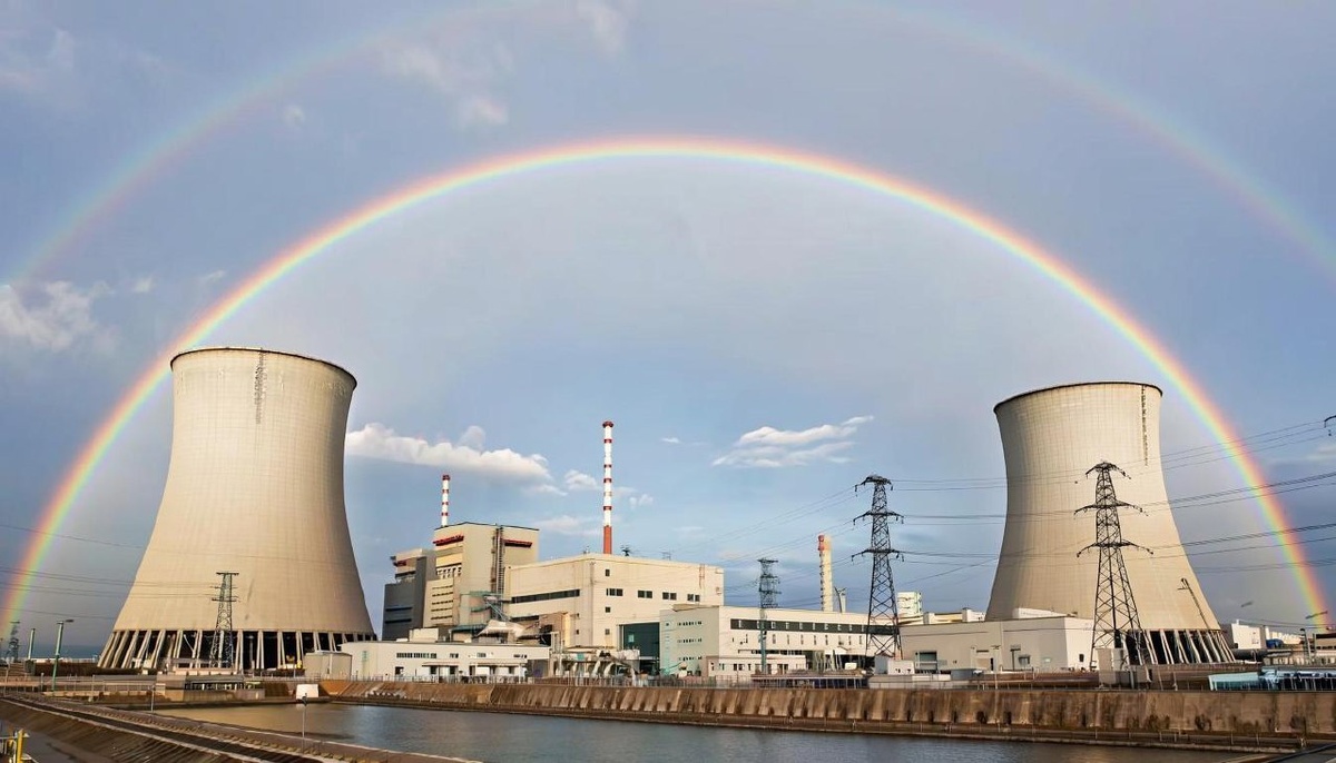 Радуга над атомной станцией. Изображение созданно с помощью Кандинский 4.1 