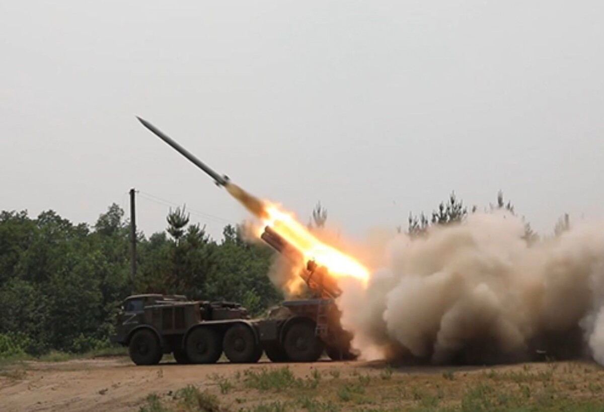    Боевой расчет РСЗО «Ураган» ведет огонь по позициям ВСУ / Источник: z.mil.ru