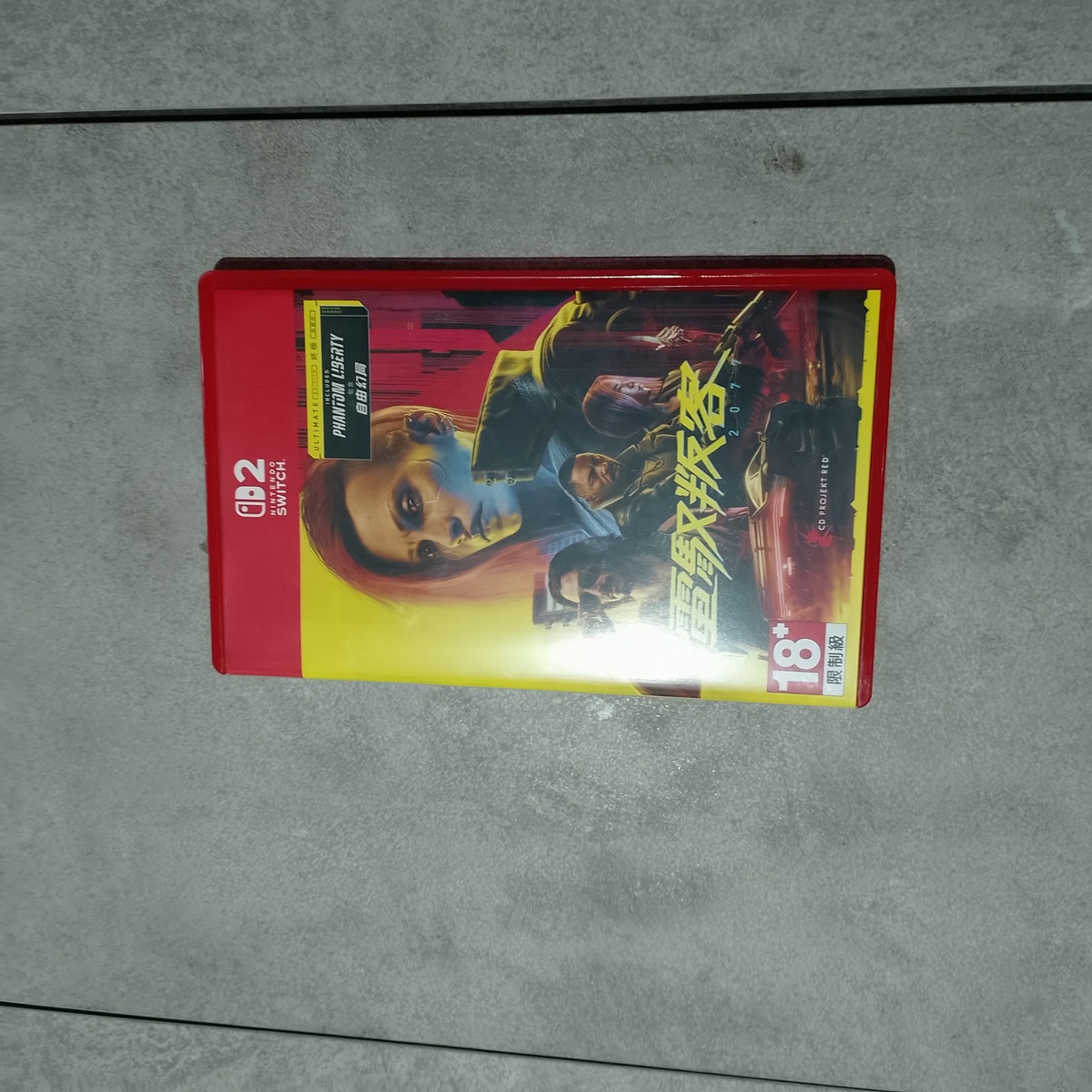    Фронтальная обложка китайского издания Cyberpunk 2077 — красочная, с подписями на китайском.