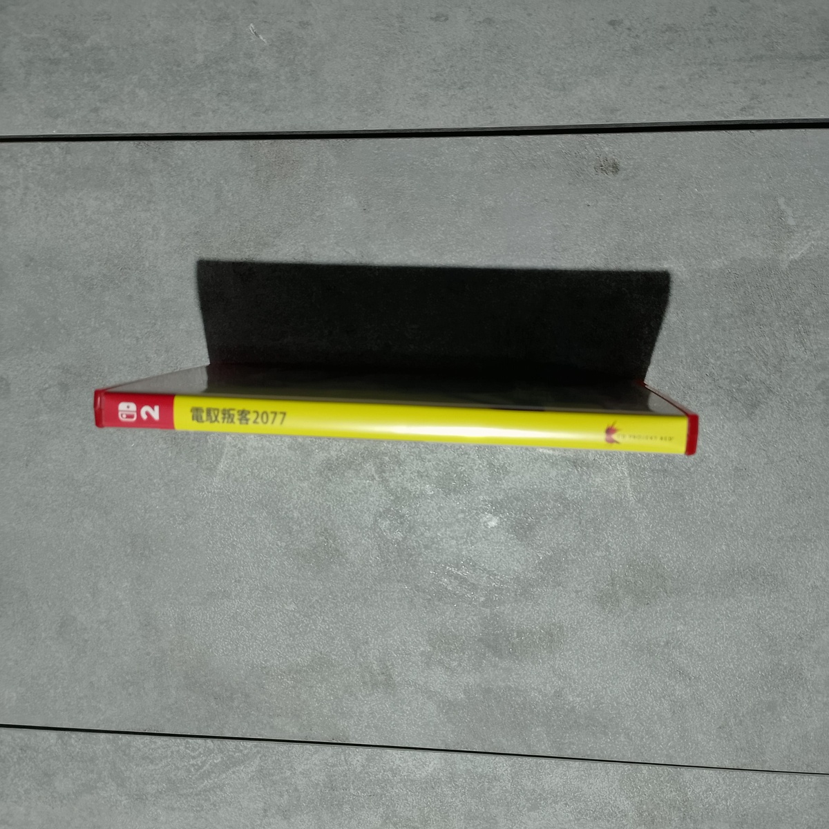    Боковая грань коробки — вид 1: штрих-код, артикул и логотип издателя.