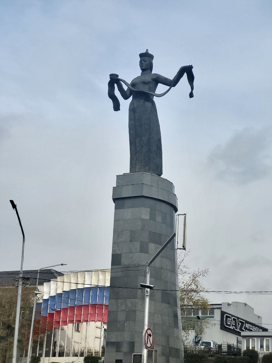 Памятник Гостеприимная Бурятия. Мать-Бурятия встречает гостей, въезжающих в столицу республики, держа в руках хадак, символ гостеприимства