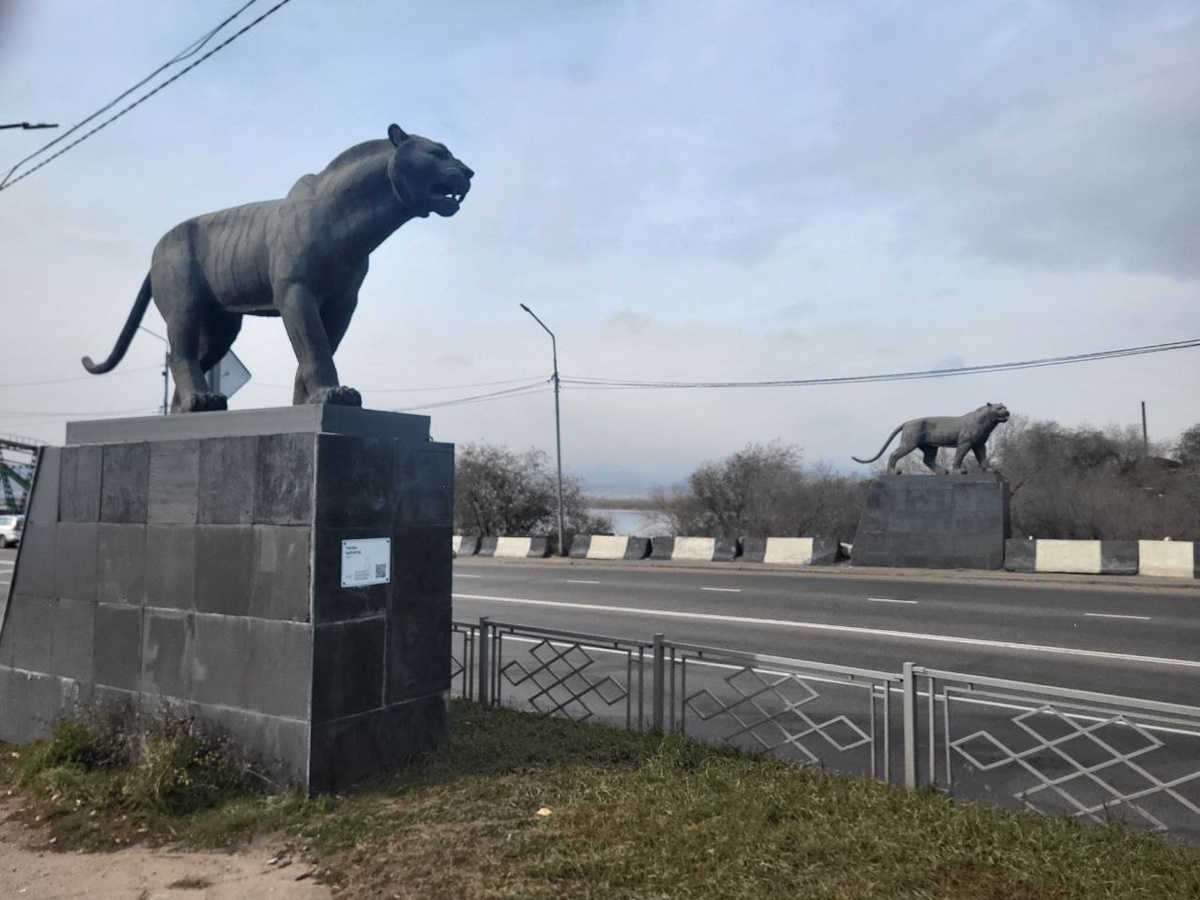 Мост через Селенгу охраняют фигуры тигров