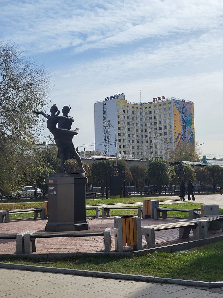 Скульптуры артистов балета Театральной площади