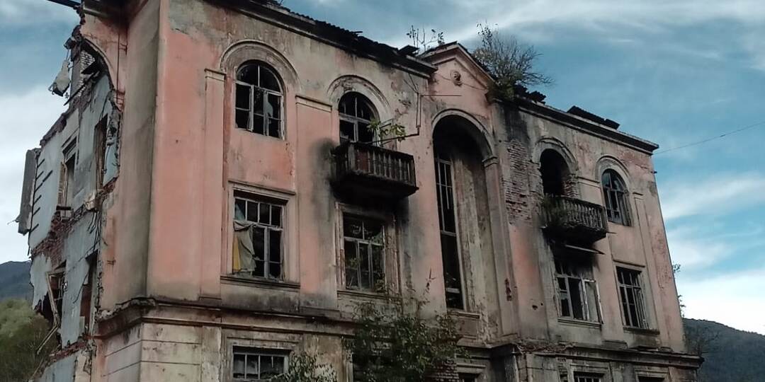 Абхазия, заброшенный посёлок Акармара
