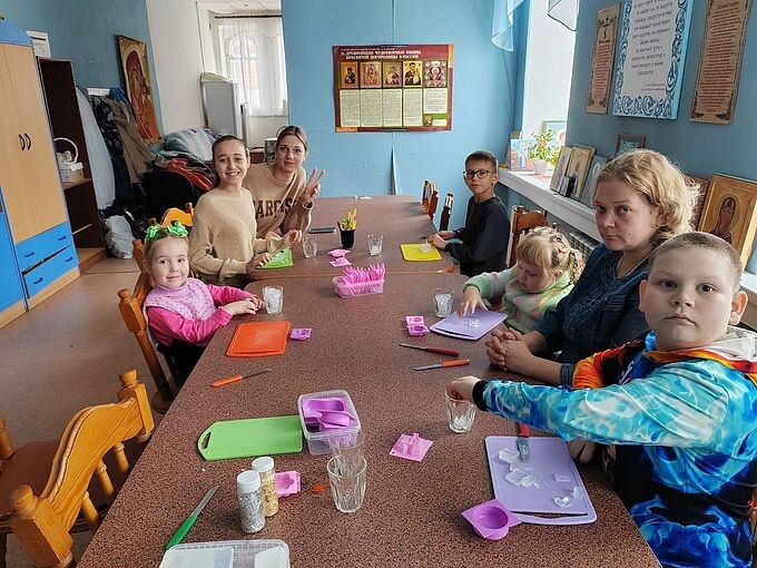 Дети и взрослые подготавливают мыльную основу