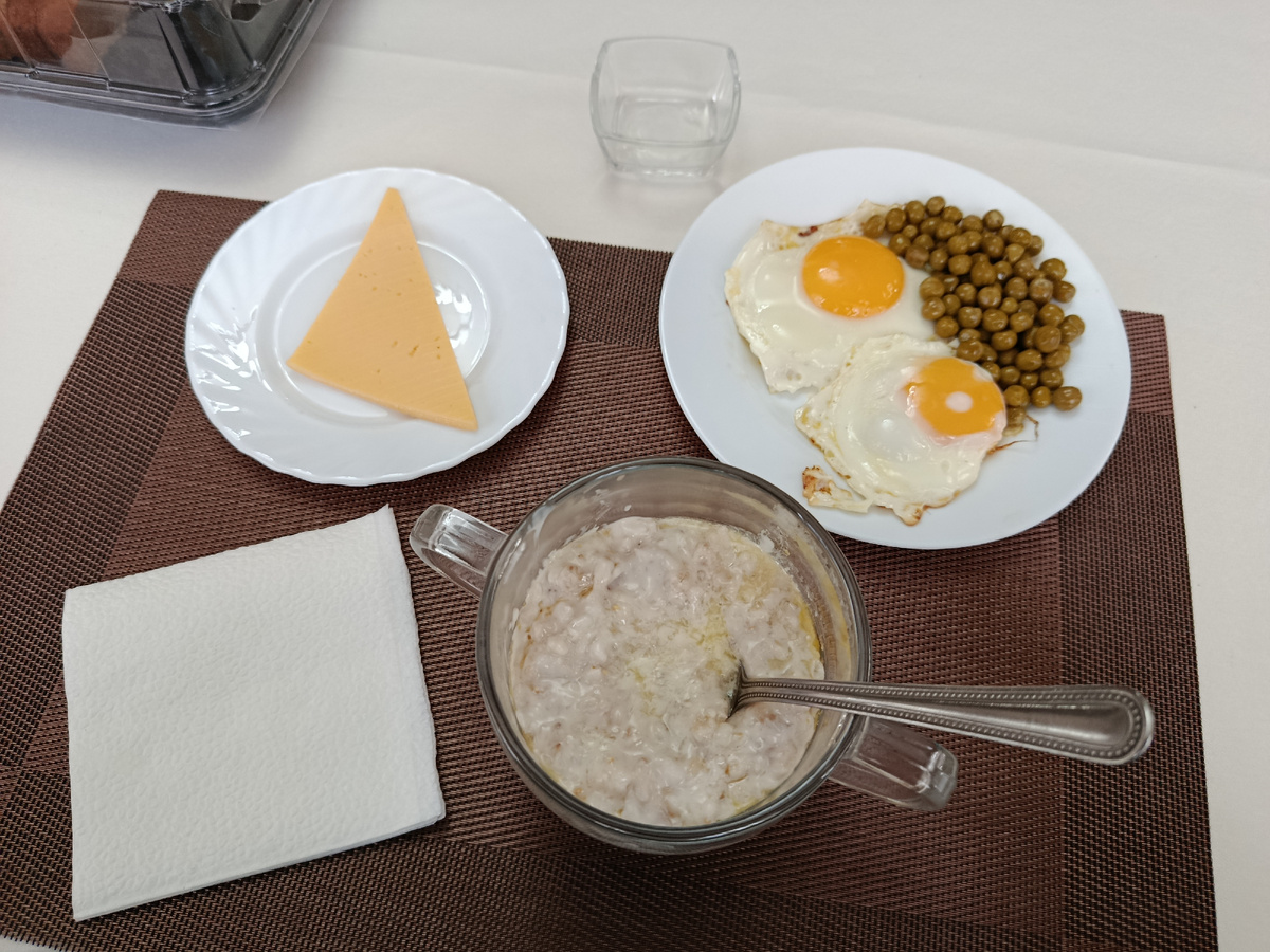 Завтрак: Овсянка с маслом, глазунья с горошковыми кудрями и сырный парус 