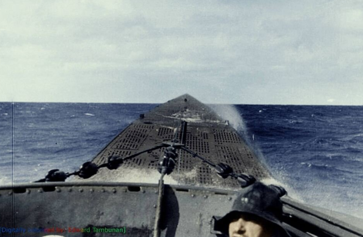 Немецкий подводный танкер "U-459" в походе.