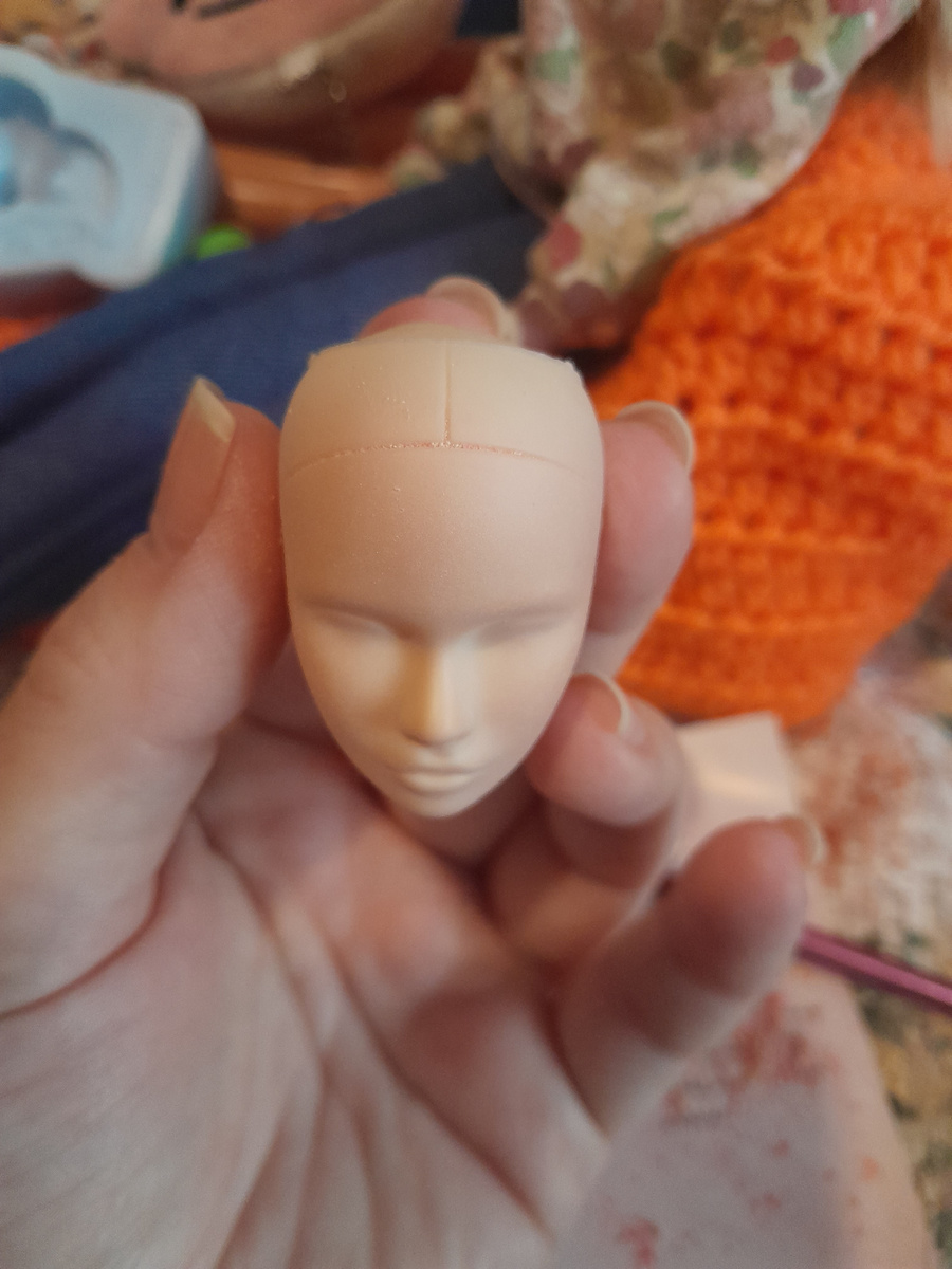 Немного видна разница между лицом и частью, где должны быть волосы.