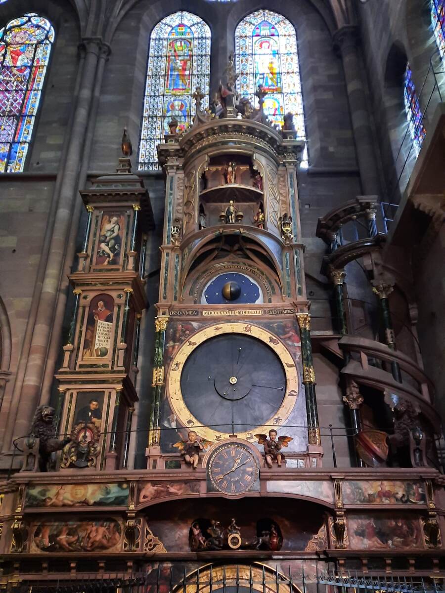 Слева сверху вниз: Урания и Коперник