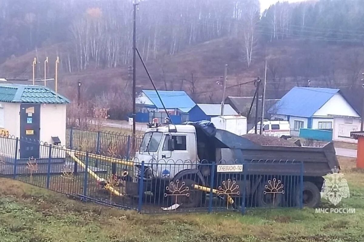   Грузовик в Башкирии после ДТП наехал на газовую трубу