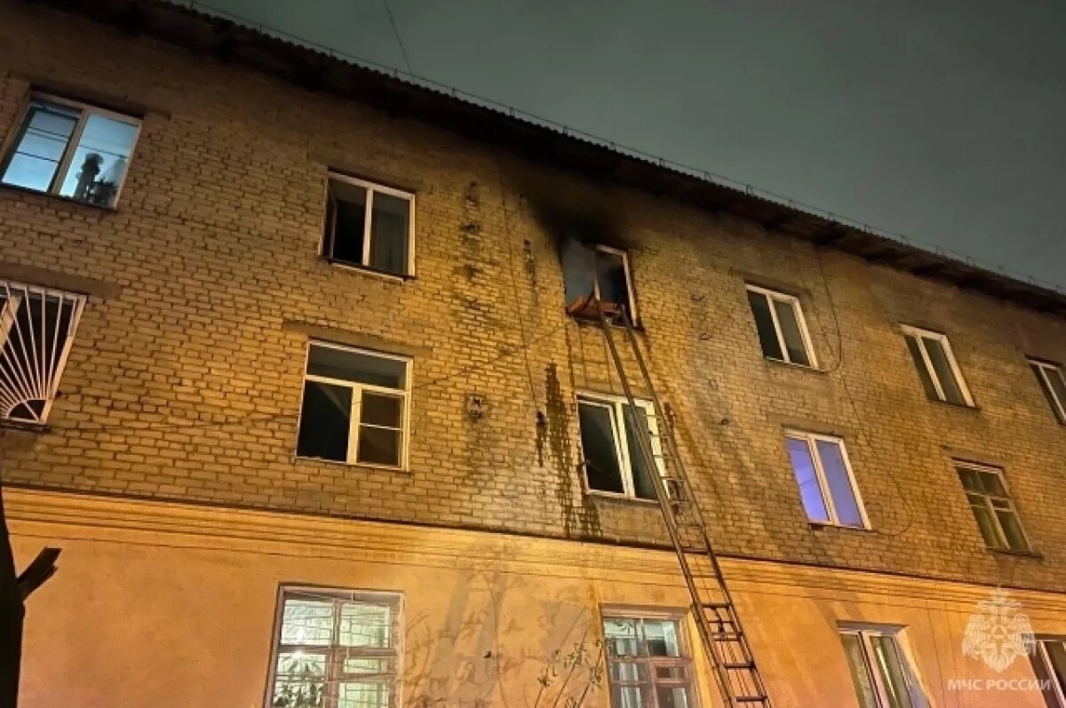    В Челябинске пожарные спасли из огня мужчину