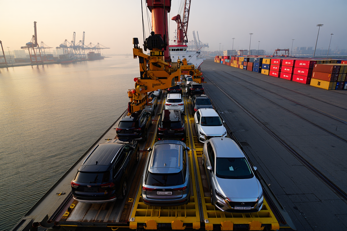 Японские машины не сдаются. Они продолжают приезжать в Россию тысячами, несмотря на все ограничения. Надёжность, экономичность и комфорт — вот за что их любят наши автолюбители. Мы собрали топ-5 моделей из Японии, которые сегодня выбирают чаще всего.