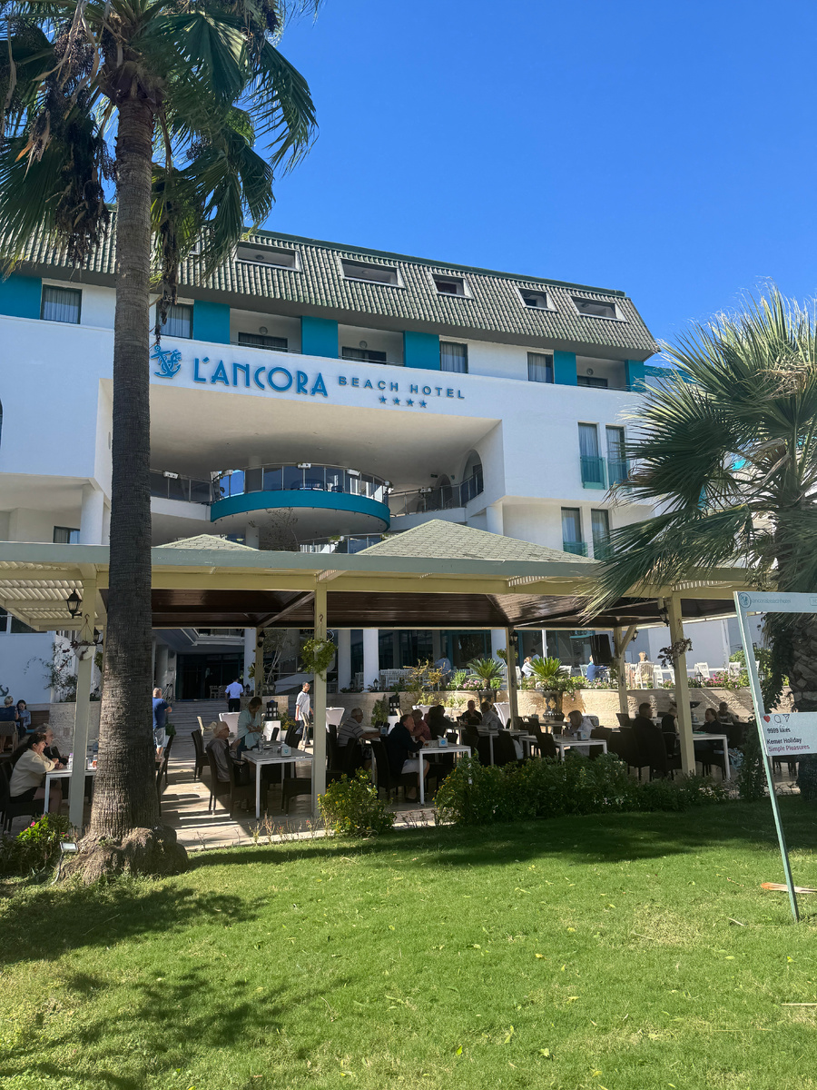 Отель Ланкора со стороны моря, центральный корпус .Бар .