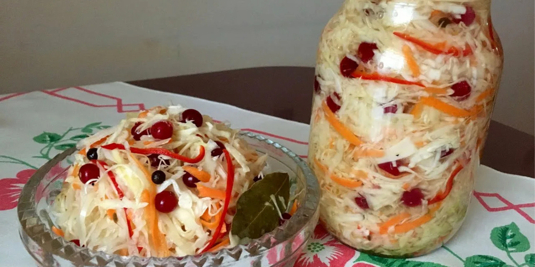 Хрустящая капуста на зиму в банке с клюквой под капроновой крышкой.