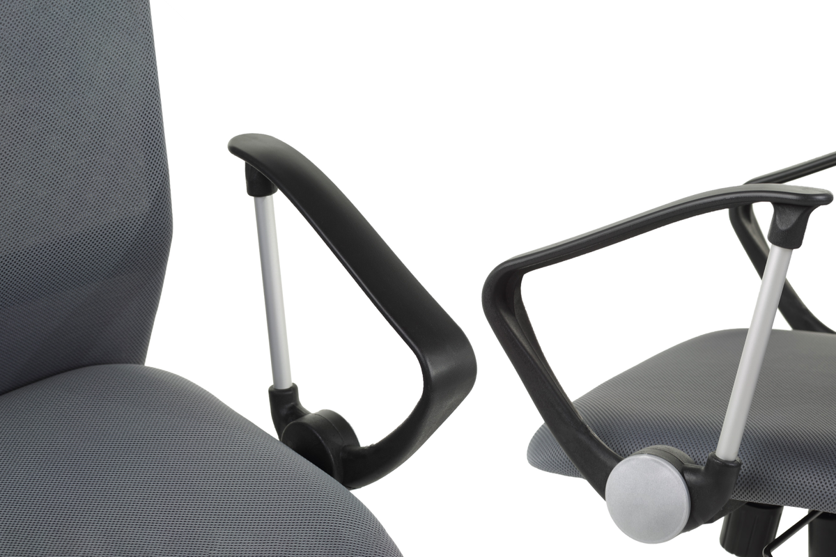 У модели встроенный поясничный упор и подголовник. 