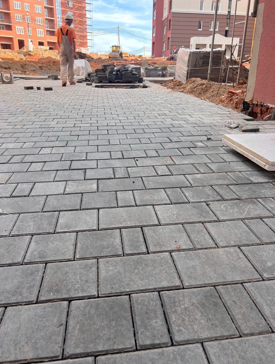 Жилой комплекс Знак, г.Ижевск. Мощение брусчаткой Новый город. Завод строительных материалов «Строй Век», СтройВек118.рф, +7(3412)565-871, +7 912 766 7877 (WhatsApp, Telegram)