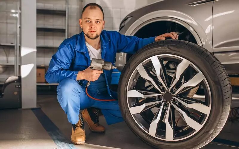    Выездные шномонтажники, как правило, хорошо ориентируются в своем регионе и помогут вызвать машину, которая дотащит вас до места, где торгуют колесами. Очень может быть, что и они сами обитают там же.