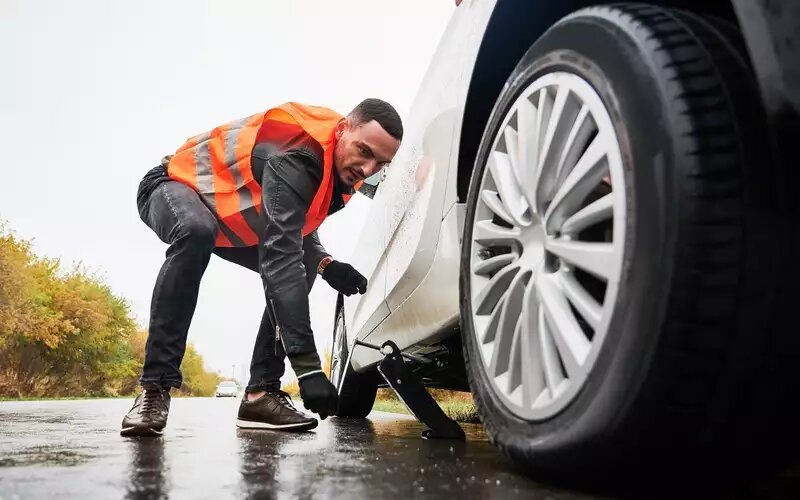    Если домкрат водитель прежде никогда не брал в руки, то можно позвать на помощь кого-то из проезжающих мимо. Добрые люди еще не перевелись.