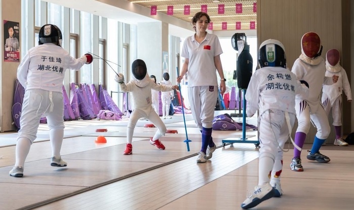    Российский тренер по фехтованию помогает детям в Ухане обрести уверенность и мечтать о победах