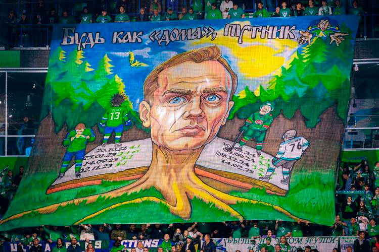    На трибунах появился плакат с цитатой из «Короля и шута»: «Будь как дома, путник». Это намёк на серию из 8-ми побед уфимцев в «зелёном дерби» на домашнем льду.   
Фото: hcsalavat.ru