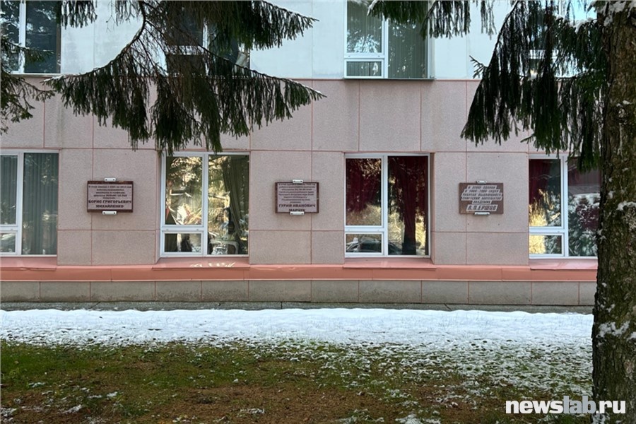 Лишь маленькая часть памятных табличек в Академ
