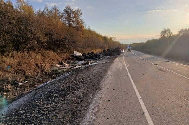    Опрокинувшаяся фура с пивом Фото: Телеграм-канал Хабарейро | Хабаровск