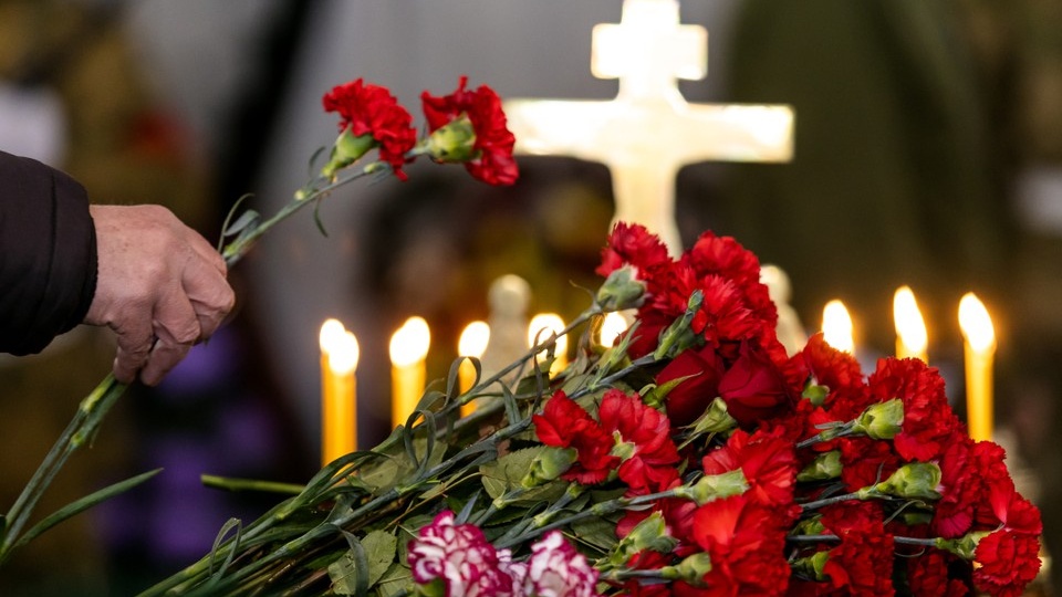 Умерли с разницей в несколько минут. Двух девушек, жестоко убитых 14-летним подростком, проводят в последний путь в Шелехове