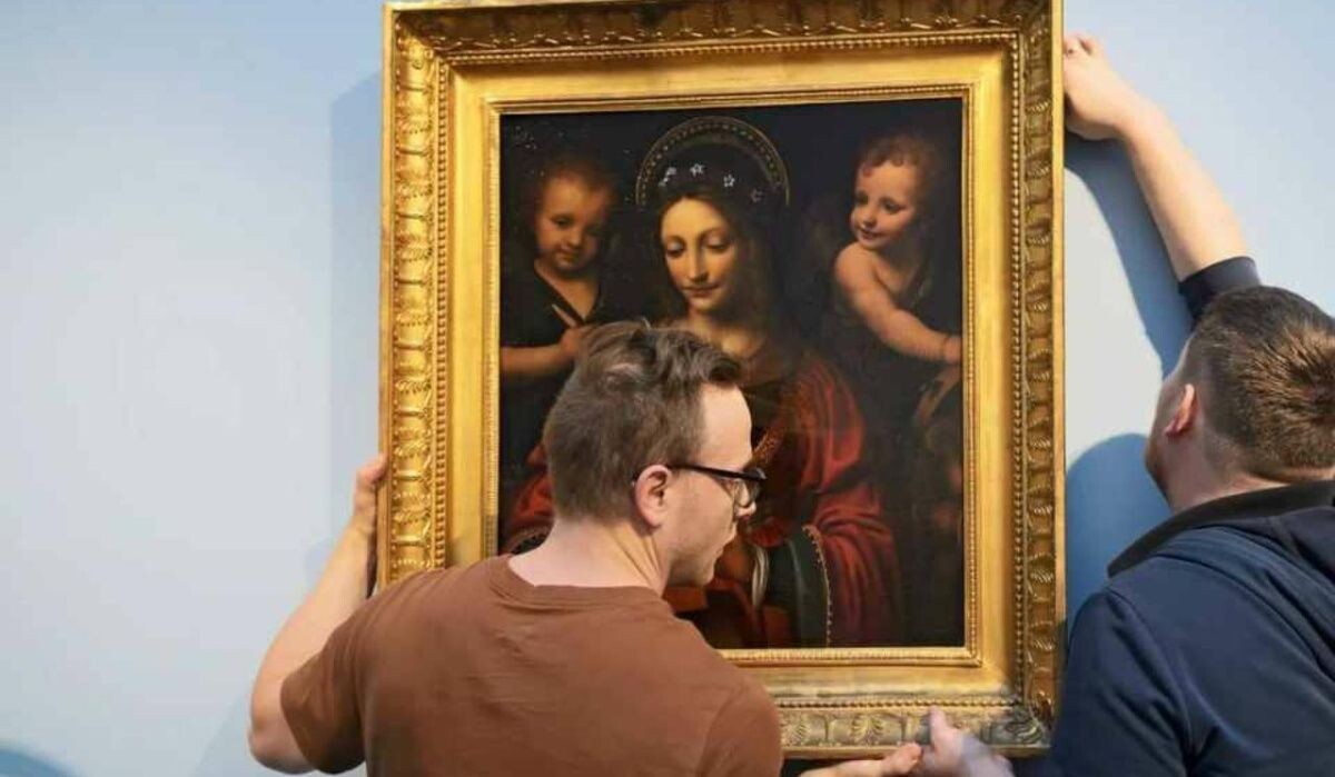     Сотрудники музея вешают картину. Источник: spb.kp.ru Автор фото: Пресс-служба Эрмитажа